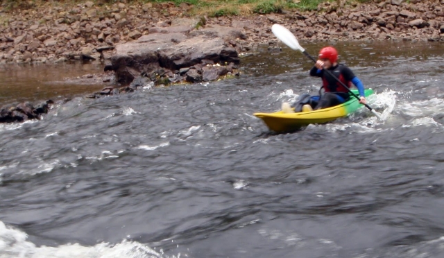  Kayaking as águas em movimento do Wye 
